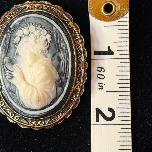 Vintage Cameo Brooch with Intricate Design - Picture 5 of 6
